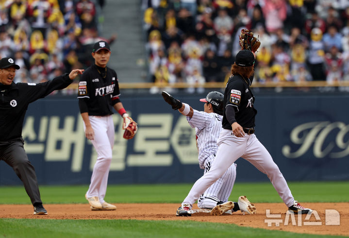 [서울=뉴시스] 김명년 기자 = 6일 오후 서울 송파구 잠실야구장에서 열린 2024 프로야구 준플레이오프 2차전 kt 위즈와 LG 트윈스의 경기, 3회말 1사 1루 LG 신민재가 2루 도루를 성공시키고 있다. 2024.10.06. kmn@newsis.com