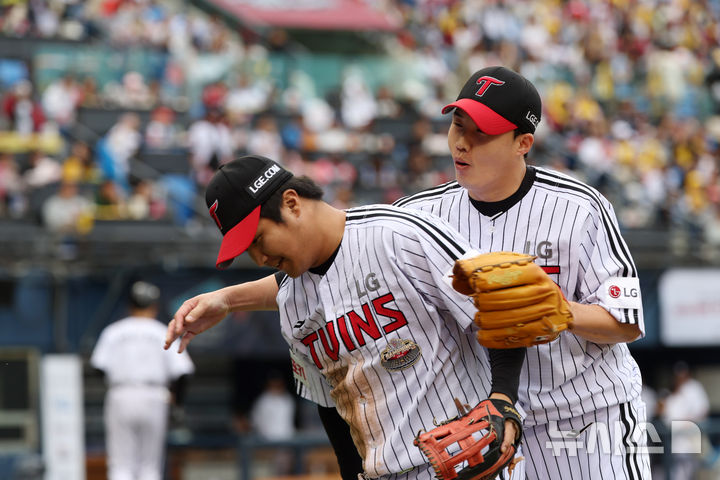 [서울=뉴시스] 김명년 기자 = 6일 오후 서울 송파구 잠실야구장에서 열린 2024 프로야구 준플레이오프 2차전 kt 위즈와 LG 트윈스의 경기, 5회초 LG 임찬규가 KT 장성우의 타구를 호수비로 처리한 3루수 문보경을 안아주고 있다. 2024.10.06. kmn@newsis.com