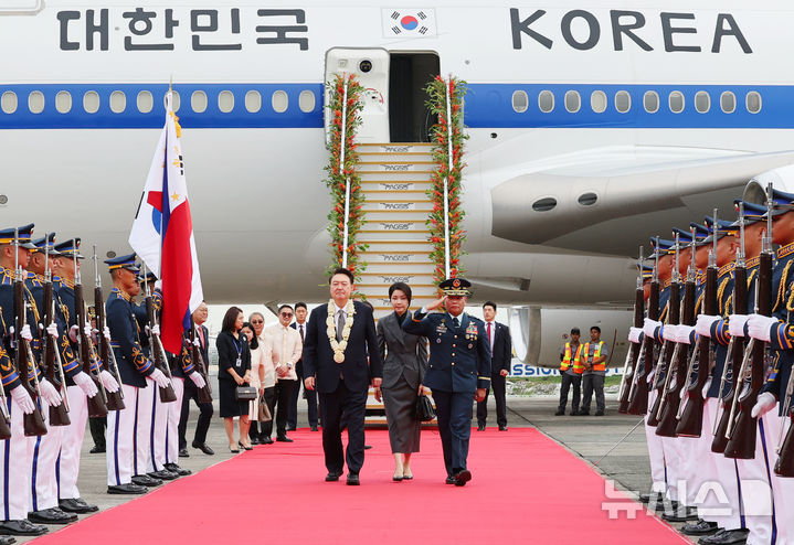 [마닐라=뉴시스] 최진석 기자 = 필리핀을 국빈 방문한 윤석열 대통령과 부인 김건희 여사가 6일(현지시각) 마닐라 니노이 아키노 국제공항에 도착해 차량으로 이동하고 있다. 2024.10.06. myjs@newsis.com