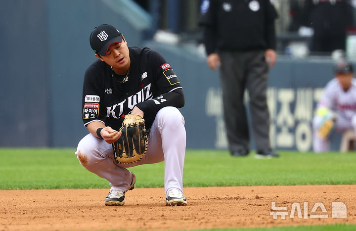 [서울=뉴시스] 김근수 기자 =  6일 오후 서울 송파구 잠실야구장에서 열린 2024 프로야구 준플레이오프 2차전 kt 위즈와 LG 트윈스의 경기, 4회초 무사 주자 없는 상황에서 kt 문상철이 실책하자 아쉬워하고 있다. 2024.10.06. ks@newsis.com