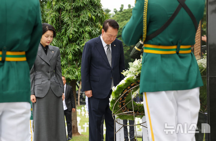 [마닐라=뉴시스] 최진석 기자 = 필리핀을 국빈 방문한 윤석열 대통령과 부인 김건희 여사가 6일(현지시각) 마닐라 영웅묘지 한국전 참전 기념비를 찾아 헌화 후 묵념하고 있다. 2024.10.06. myjs@newsis.com