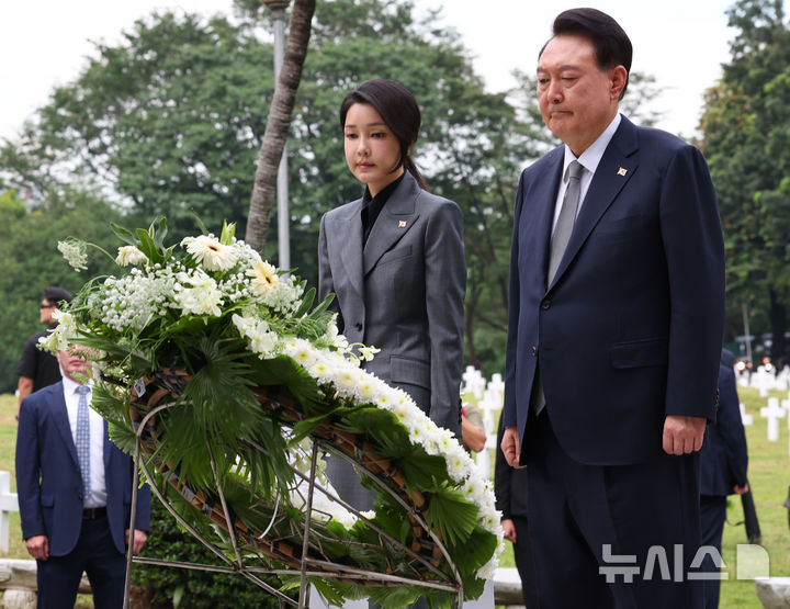 [마닐라=뉴시스] 최진석 기자 = 필리핀을 국빈 방문한 윤석열 대통령과 부인 김건희 여사가 6일(현지시각) 마닐라 영웅묘지 한국전 참전 기념비를 찾아 헌화하고 있다. 2024.10.06. myjs@newsis.com