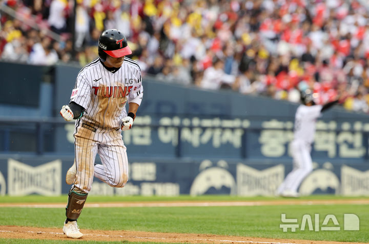 [서울=뉴시스] 김명년 기자 = 6일 오후 서울 송파구 잠실야구장에서 열린 2024 프로야구 준플레이오프 2차전 kt 위즈와 LG 트윈스의 경기, 6회말 1사 만루상황 LG 신민재가 3타점 적시타를 친 뒤 주먹을 쥐어보이고 있다. 2024.10.06. kmn@newsis.com