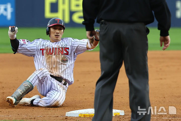 [서울=뉴시스] 김근수 기자 =  6일 오후 서울 송파구 잠실야구장에서 열린 2024 프로야구 준플레이오프 2차전 kt 위즈와 LG 트윈스의 경기, 6회말 1사 만루에서 LG 신민재가 좌익수 앞 안타를 날린 후 실책을 틈타 3루까지 진루하고 있다. 2024.10.06. ks@newsis.com