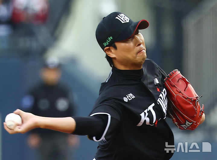[서울=뉴시스] 김근수 기자 =&nbsp; 6일 오후 서울 송파구 잠실야구장에서 열린 2024 프로야구 준플레이오프 2차전 kt 위즈와 LG 트윈스의 경기, 7회말 kt 투수 우규민이 공을 던지고 있다.&nbsp; 2024.10.06. ks@newsis.com