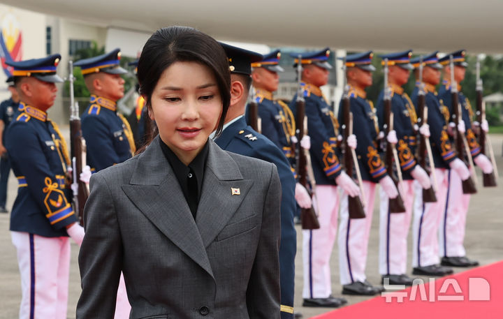 [마닐라=뉴시스] 최진석 기자 = 윤석열 대통령의 필리핀 국빈 방문에 동행한 부인 김건희 여사가 6일(현지시각) 마닐라 니노이 아키노 국제공항에 도착해 이동하고 있다. 2024.10.06. myjs@newsis.com