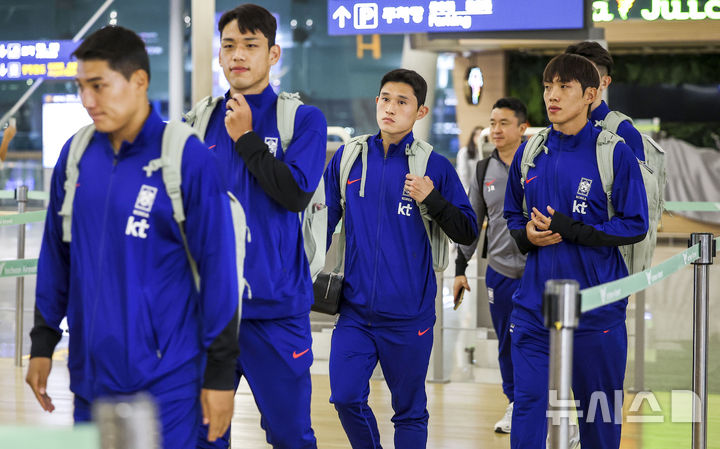 [인천공항=뉴시스] 정병혁 기자 = 대한민국 남자 축구대표팀 선수들이 6일 인천국제공항에서 요르단으로 출국하기 위해 출국수속을 하고 있다.  홍명보호는 10일 오후 11시(한국시각) 요르단 암만의 암만 국제경기장에서 요르단과 '2026 국제축구연맹(FIFA) 북중미 월드컵' 아시아 지역 3차 예선 3차전을 치른다. 이후 15일 오후 8시 용인미르스타디움에서 이라크와 4차전을 갖는다. 2024.10.06. jhope@newsis.com