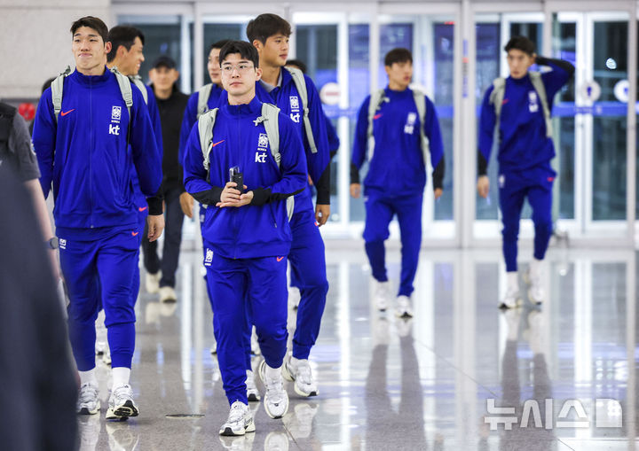 [인천공항=뉴시스] 정병혁 기자 = 대한민국 남자 축구대표팀 선수들이 지난 6일 인천국제공항에서 요르단으로 출국하기 위해 출국수속을 하고 있다.  홍명보호는 10일 오후 11시(한국시각) 요르단 암만의 암만 국제경기장에서 요르단과 '2026 국제축구연맹(FIFA) 북중미 월드컵' 아시아 지역 3차 예선 3차전을 치른다. 이후 15일 오후 8시 용인미르스타디움에서 이라크와 4차전을 갖는다. 2024.10.06. jhope@newsis.com