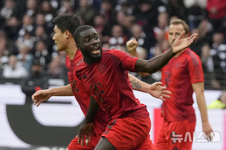 [프랑크푸르트=AP/뉴시스] 독일 프로축구 분데스리가 바이에른 뮌헨의 김민재, 다요 우파메카노. 2024. 10. 6.