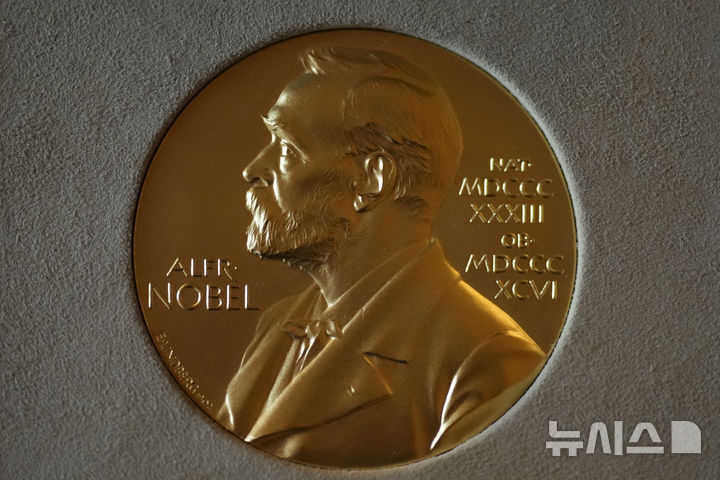 [AP=뉴시스] 올헤 노벨평화상 수상자 정보가 공식 발표 전에 유출된 것이 아니냐는 의혹이 제기됐다고 10일(현지 시간) 영국 일간 가디언 등이 보도했다. 사진은 노벨상 메달. 2025.10.11. 