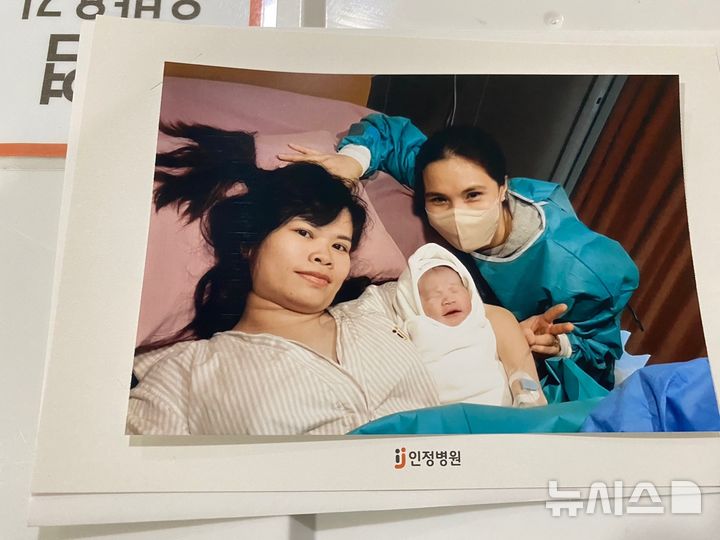 [세종=뉴시스]복권기금이 투입된 다문화가족 지원사업을 통해 알게 된 정은혜(가명) 멘토의 도움으로 한국에서 건강한 아들을 낳은 짜응옥엔 씨의 모습.(사진=복권기금 제공)