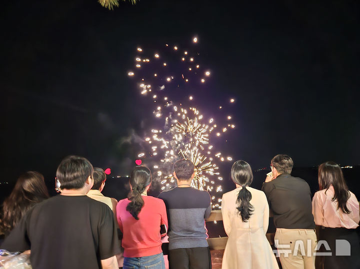 [성남=뉴시스] 10월 5일 제부도에서 열린 성남시의 올해 5차 솔로몬의 선택 행사에서 16쌍(53%)의 커플이 매칭됐다 (사진=성남시 제공)