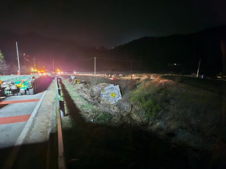 [세종=뉴시스]한국동서발전 '음성천연가스발전소 1호기' 납품 예정인 발전기 운송 중 낙하 사고 현장이다.(사진=허종식 의원실 제공) *재판매 및 DB 금지