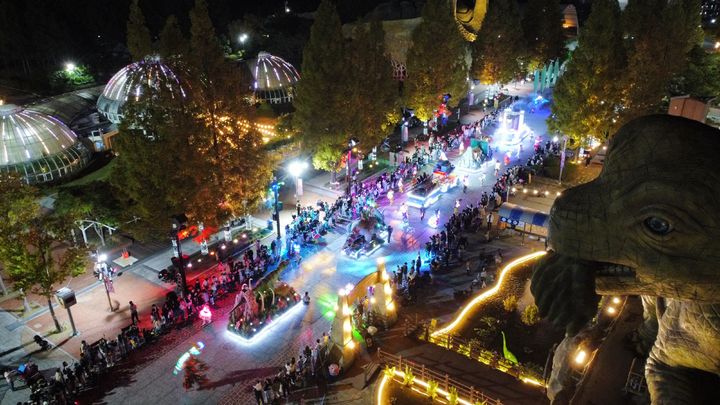 [고성(경남)=뉴시스] 신정철 기자= 2024 경남고성공룡세계엑스포가 개장 첫 주말부터 3만 1000여 명이 엑스포행사장을 찾아 활기찬 분위기를 조성하며 성공적인 출발을 알렸다. 특히 생성형 AI 공룡 체험, 화려한 퍼레이드, 서커스 공연 등 새롭게 선보인 콘텐츠들이 큰 인기를 끌었다.사진은 외국인 전문 무용수 30여 명으로 구성된 화려한 야간 퍼레이드 모습.(사진=고성문화관광재단 제공).2024.10.07. photo@newsis.com *재판매 및 DB 금지