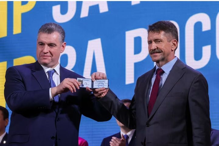 2022년 12월 수감자 교환으로 미국에서 러시아 모스크바로 돌아온 후 빅토르 바우트(오른쪽).(사진 NYT 캡처) 2024.10.07. *재판매 및 DB 금지