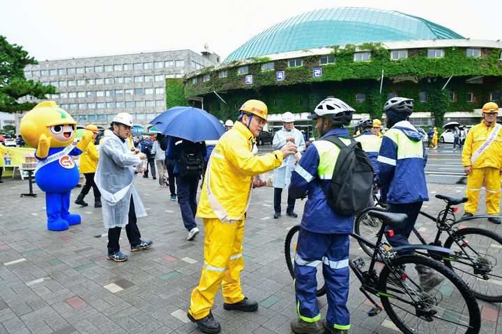 [울산=뉴시스] HD현대중공업 관계자들이 7일 울산 본사 정문 앞에서 고용노동부 울산지청, 한국산업안전보건공단 울산지역본부 관계자들과 함께 사내 안전 캠페인을 전개하고 있다. (사진=HD현대중공업 제공) 2024.10.07. photo@newsis.com *재판매 및 DB 금지