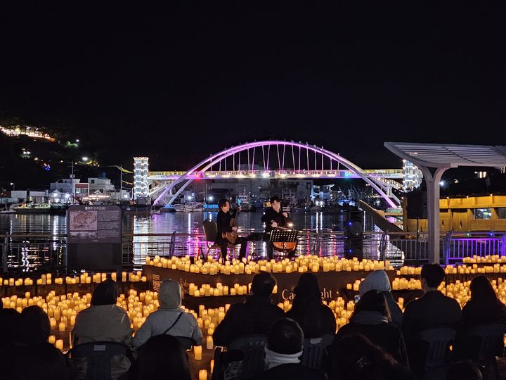 [통영=뉴시스] 신정철 기자= 통영시는 오는 12일 토요일 오후 6시 강구안에서 세계 100개 이상 도시, 300만 명 이상을 사로잡은 ‘캔들라이트 콘서트’를 개최한다.사진은 ‘캔들라이트 콘서트’가 개최될 강구안 해상무대 전경.(사진=통영시 제공).2024.10.07. photo@newsis.com *재판매 및 DB 금지