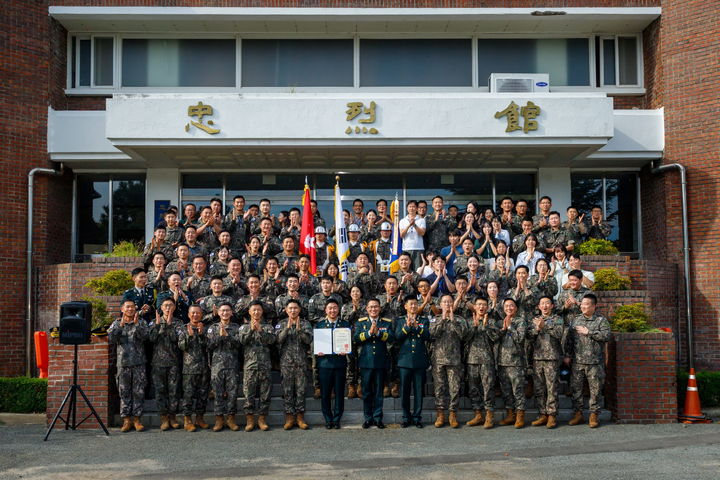 [부산=뉴시스] 육군 제53보병사단은 7일 부산 해운대구 사단 대연병장에서 건군 76주년 국군의 날 대통령 부대표창 수상을 기념하는 기념식을 개최했다고 밝혔다. (사진=53사단 제공) *재판매 및 DB 금지