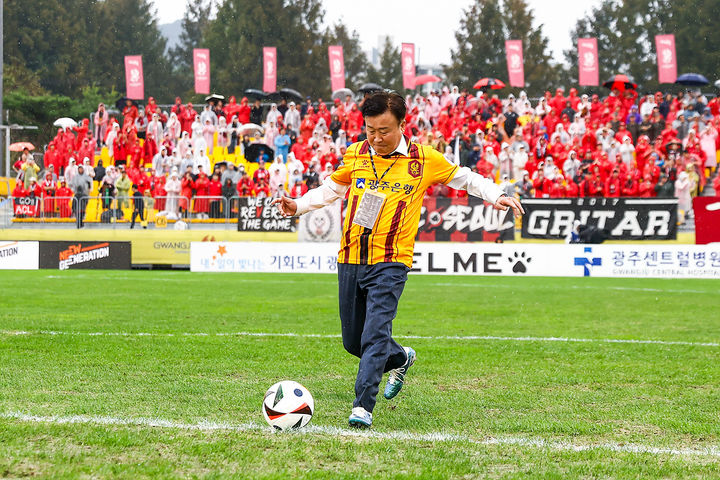 [여수=뉴시스] 정기명 여수시장이 6일 광주FC와 FC서울의 프로축구 경기 전 시축하고 있다. (사진=여수시 제공) 2024.10.07. photo@newsis.com *재판매 및 DB 금지