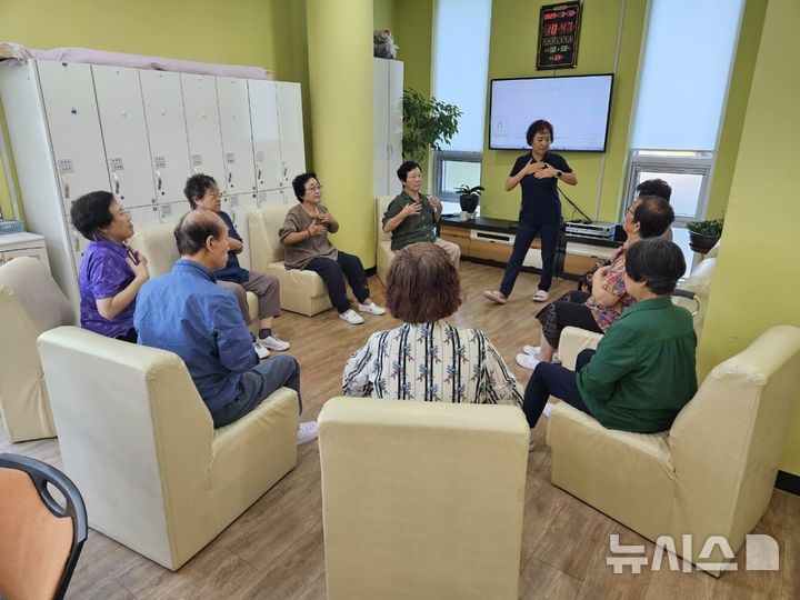 [화성=뉴시스] 화성시 노인보건센터에서 시민 대상 기초 건강관리 서비스가 진행 중이다.(사진=화성시 제공)2024.10.07.photo@newsis.com