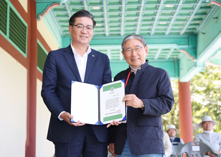 [함양=뉴시스] = 경남 함양군 진병영 군수가 맨발걷기국민운동본부(회장 박동창)로부터 감사장을 받고 있다. (사진=함양군 제공)*재판매 및 DB 금지 *재판매 및 DB 금지