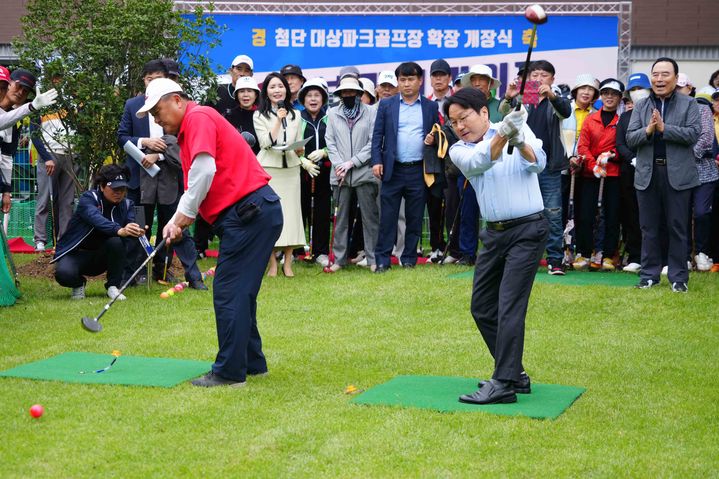 [광주=뉴시스] 강기정 광주시장이 7일 확장 개장한 북구 첨단대상파크골프장에서 내빈과 시타하고 있다. (사진 = 광주시 제공). 2024.10.07. photo@newsis.com *재판매 및 DB 금지