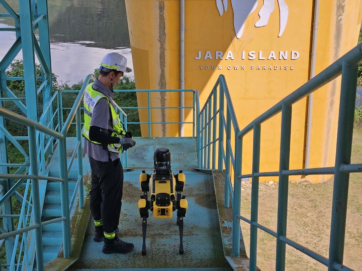 [진주=뉴시스]이동하면서 가평교 상태를 면밀히 진단 중인 모습. *재판매 및 DB 금지