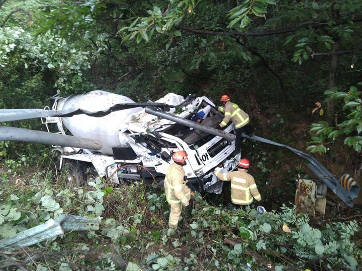 [남원=뉴시스] 7일 오전 10시19분께 전북 남원시 이백면의 한 도로를 달리던 레미콘 차량이 도로 아래의 낭떠러지로 추락했다. (사진=전북특별자치도소방본부 제공) 2024.10.07. photo@newsis.com *재판매 및 DB 금지