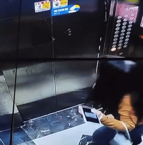 [서울=뉴시스]술﻿﻿에 취한 여성이 엘리베이터를 발로 차서 고장 낸 영상이 화제다.(영상=NetEase) *재판매 및 DB 금지