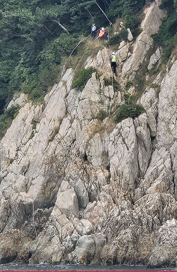 [부산=뉴시스] 부산 영도구 태종대 갯바위 곳곳에 무단으로 설치된 육상 이동줄을 철거하는 모습. (사진=부산해경 제공)  *재판매 및 DB 금지