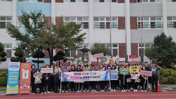 [대구=뉴시스] 대구 성서경찰서는 경화여고와 경암중학교에서 딥페이크 성범죄 예방 등 학교폭력 예방 캠페인을 실시했다. (사진=대구 성서경찰서 제공) 2024.10.07. photo@newsis.com  *재판매 및 DB 금지