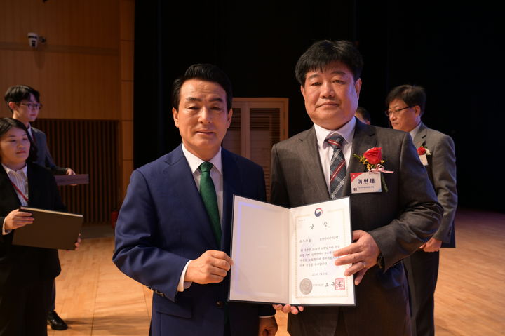 [논산=뉴시스] 논산시시니어클럽의 '119안전센터 서포터' 사업단이 보건복지부와 한국노인인력개발원에서 실시한 올해 '노인일자리사업 우수운영사례 공모전'에서 최우수상을 받았다. (사진=논산시 제공) 2024.10.07. photo@newsis.com  *재판매 및 DB 금지