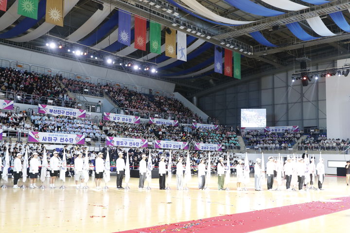 [부산=뉴시스] 부산 생활체육 동호인들의 최대 축제인 '제35회 부산시민체육대축전'이 부산강서종합운동장을 포함한 12곳에서 개최됐다. (사진=부산시체육회 제공) 2024.10.07. photo@newsis.com *재판매 및 DB 금지