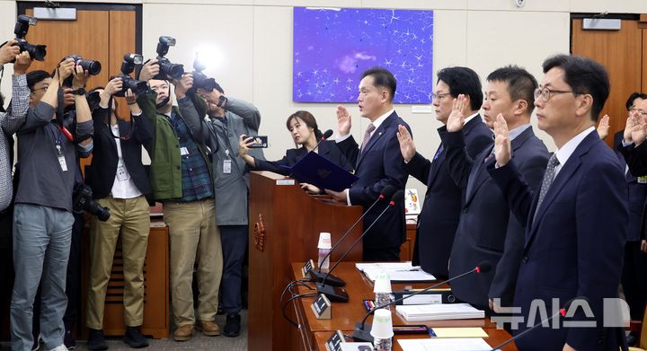 [서울=뉴시스] 조성봉 기자 = 김태규 방통위원장 직무대행을 비롯한 참석자들이 7일 오전 서울 여의도 국회 과학기술정보방송통신위원회에서 열린 방송통신위원회 등에 대한 국정감사에서 증인선서를 하고 있다. 2024.10.07. suncho21@newsis.com