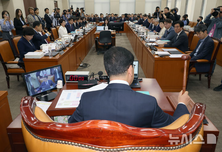 [서울=뉴시스] 조성우 기자 = 지난 7일 오전 서울 여의도 국회에서 열린 행정안전위원회의 행정안전부 등에 대한 국정감사에서 신정훈 위원장이 감사 시작을 알리며 의사봉을 두드리고 있다.  2024.10.07. xconfind@newsis.com