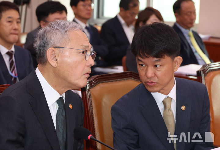 [서울=뉴시스] 고승민 기자 = 문화체육관광부 유인촌 장관과 용호성 차관이 7일 서울 여의도 국회에서 열린 문화체육관광위원회의 문화체육관광부 국정감사에서 대화하고 있다. 2024.10.07. kkssmm99@newsis.com