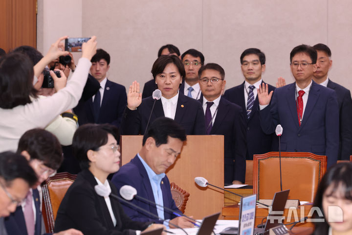 [서울=뉴시스] 권창회 기자 = 송미령 농림축산식품부 장관이 7일 오전 서울 여의도 국회에서 열린 농림축산식품해양수산위원회 국정감사에서 증인선서를 하고 있다. 2024.10.07. kch0523@newsis.com