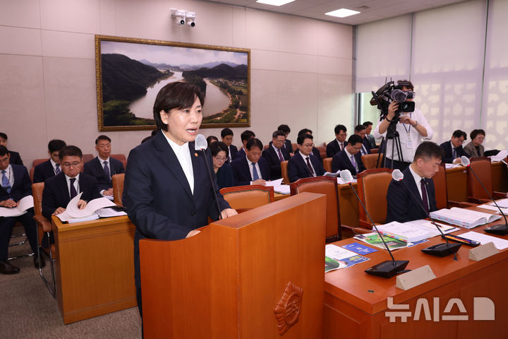 [서울=뉴시스] 권창회 기자 = 송미령 농림축산식품부 장관이 7일 오전 서울 여의도 국회에서 열린 농림축산식품해양수산위원회 국정감사에서 업무보고를 하고 있다. 2024.10.07. kch0523@newsis.com