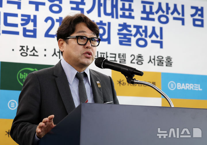 [서울=뉴시스] 이영환 기자 = 정창훈 대한수영연맹 회장이 7일 오전 서울 송파구 서울올림픽파크텔에서 열린 2024 제33회 파리하계올림픽 수영 국가대표 포상식 겸 2024 AQUA 경영 월드컵 2차 대회 출정식에서 인사말을 하고 있다. 2024.10.07. 20hwan@newsis.com