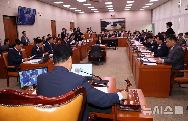 [서울=뉴시스] 권창회 기자 = 7일 오전 서울 여의도 국회에서 열린 농림축산식품해양수산위원회 국정감사에서 어기구 농해수위 위원장이 의사봉을 두드리고 있다. 2024.10.07. kch0523@newsis.com