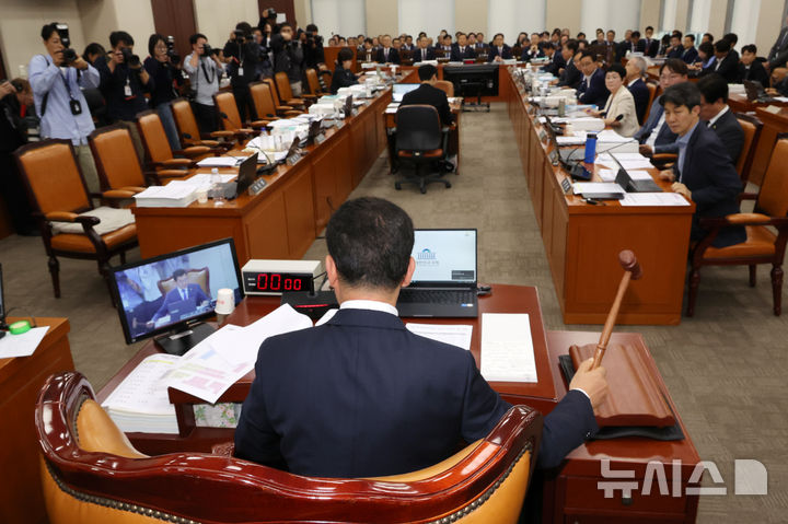 [서울=뉴시스] 조성우 기자 = 7일 오전 서울 여의도 국회에서 열린 행정안전위원회의 행정안전부 등에 대한 국정감사에서 국민의힘 의원들이 대통령 관저 불법증축 및 구조 공사 관련 증인으로 채택된 김태영, 이승만 21그램 대표에 대한 동행명령장 발부의 건 의결에 반발해 퇴장한 가운데 신정훈 위원장이 안건을 처리하고 있다. 2024.10.07. xconfind@newsis.com