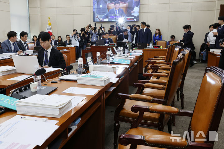 [서울=뉴시스] 조성우 기자 = 7일 오전 서울 여의도 국회에서 열린 행정안전위원회의 행정안전부 등에 대한 국정감사에서 국민의힘 의원들이 대통령 관저 불법증축 및 구조 공사 관련 증인으로 채택된 김태영, 이승만 21그램 대표에 대한 동행명령장 발부의 건 의결에 반발해 퇴장한 가운데 신정훈 위원장이 안건을 처리하고 있다. 2024.10.07. xconfind@newsis.com