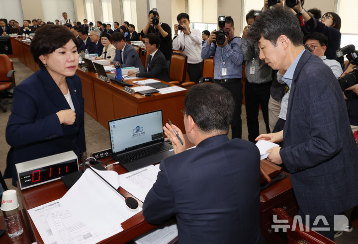 [서울=뉴시스] 조성우 기자 = 7일 오전 서울 여의도 국회에서 열린 행정안전위원회의 행정안전부 등에 대한 국정감사에서 신정훈(가운데) 위원장이 조은희(왼쪽) 국민의힘, 윤건영 더불어민주당 간사와 논의하고 있다.  2024.10.07. xconfind@newsis.com