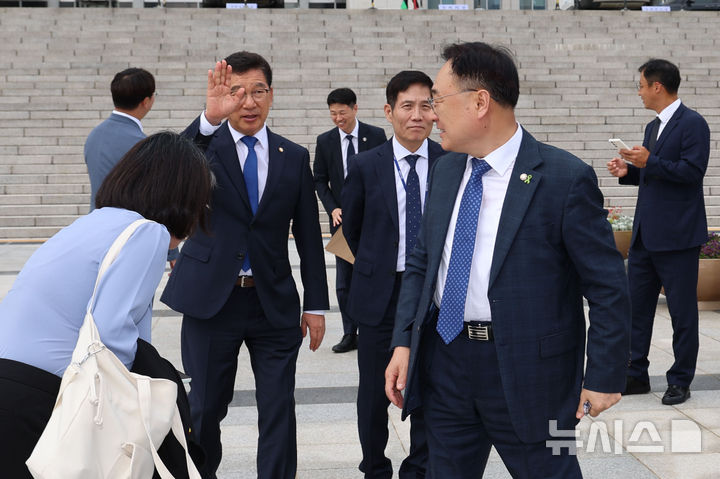 [서울=뉴시스] 권창회 기자 = 7일 오후 서울 여의도 국회에서 행정안전위원회 의원들이 대통령 관저 불법증축 및 구조 공사 관련 증인으로 채택된 김태영, 이승만 21그램 대표에 대한 동행명령장 집행 동행을 위해 버스에 탑승하고 있다. 2024.10.07. kch0523@newsis.com