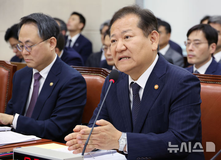 [서울=뉴시스] 조성우 기자 = 이상민 행정안전부 장관이 7일 오후 서울 여의도 국회에서 열린 행정안전위원회의 행정안전부 등에 대한 국정감사에서 인사말을 하고 있다.  2024.10.07. xconfind@newsis.com