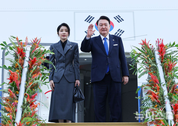 [마닐라=뉴시스] 최진석 기자 = 필리핀 국빈 방문을 마친 윤석열 대통령과 부인 김건희 여사가 7일(현지시각) 마닐라 니노이 아키노 국제공항에서 싱가포르 국빈 방문을 위해 공군1호기에 탑승하며 인사하고 있다. 2024.10.07. myjs@newsis.com