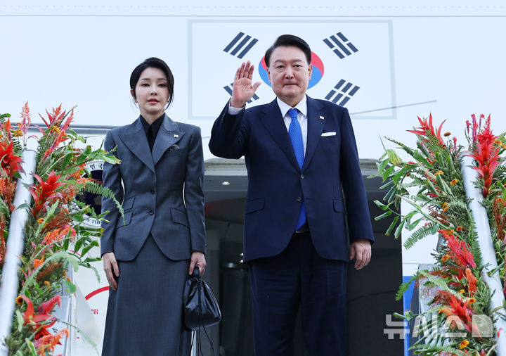 [마닐라=뉴시스] 최진석 기자 = 필리핀 국빈 방문을 마친 윤석열 대통령과 부인 김건희 여사가 7일(현지시각) 마닐라 니노이 아키노 국제공항에서 싱가포르 국빈 방문을 위해 공군1호기에 탑승하며 인사하고 있다. 2024.10.07. myjs@newsis.com