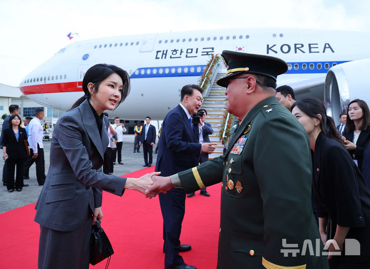 [마닐라=뉴시스] 최진석 기자 = 필리핀 국빈 방문을 마친 윤석열 대통령과 부인 김건희 여사가 지난 7일(현지시각) 마닐라 니노이 아키노 국제공항에서 싱가포르 국빈 방문을 위해 공군1호기 탑승에 앞서 환송 인사와 인사를 나누고 있다. 2024.10.07. myjs@newsis.com