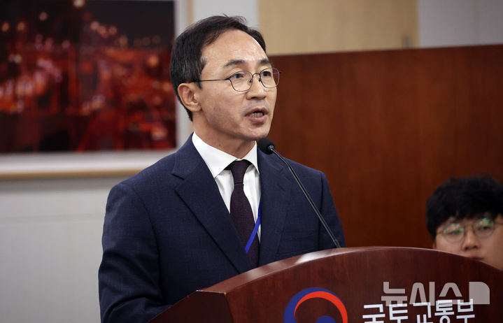 [세종=뉴시스] 강종민 기자 = 7일 세종시 정부세종청사에서 열린 국회 국토교통위원회의 국토교통부에 대한 국정감사에서 김오진 전 국토부 차관이 대통령 관저 증축 관련 의원 질의에 답변하고 있다. 2024.10.07. ppkjm@newsis.com