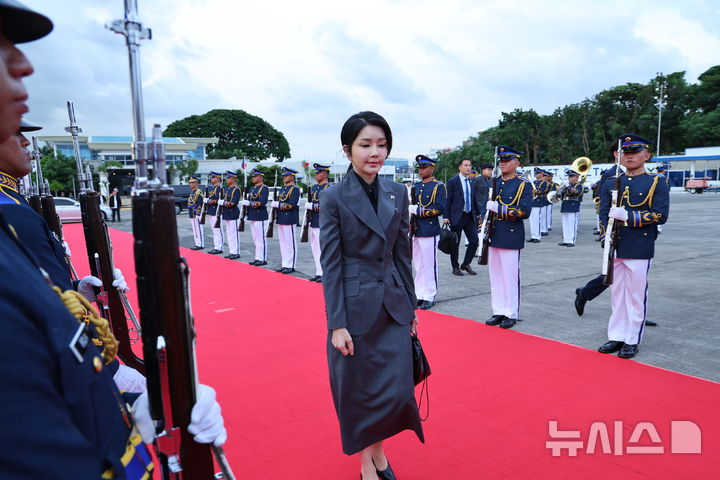 [마닐라=뉴시스] 최진석 기자 = 필리핀 국빈 방문을 마친 윤석열 대통령 부인 김건희 여사가 지난 7일(현지시각) 마닐라 니노이 아키노 국제공항에서 싱가포르 국빈 방문을 위해 공군1호기로 향하고 있다. 2024.10.07. myjs@newsis.com